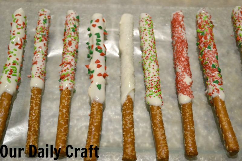 How to make the best decorated pretzels for gifts and holiday parties.