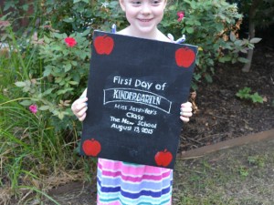Make a sweet DIY chalkboard sign for your hcild to hold in first day pictures!
