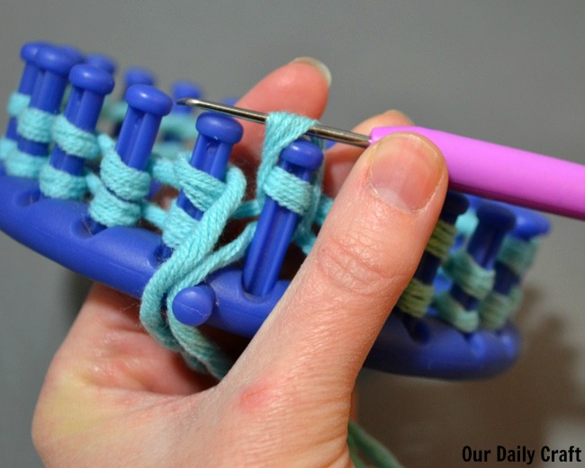 how to use a knitting loom