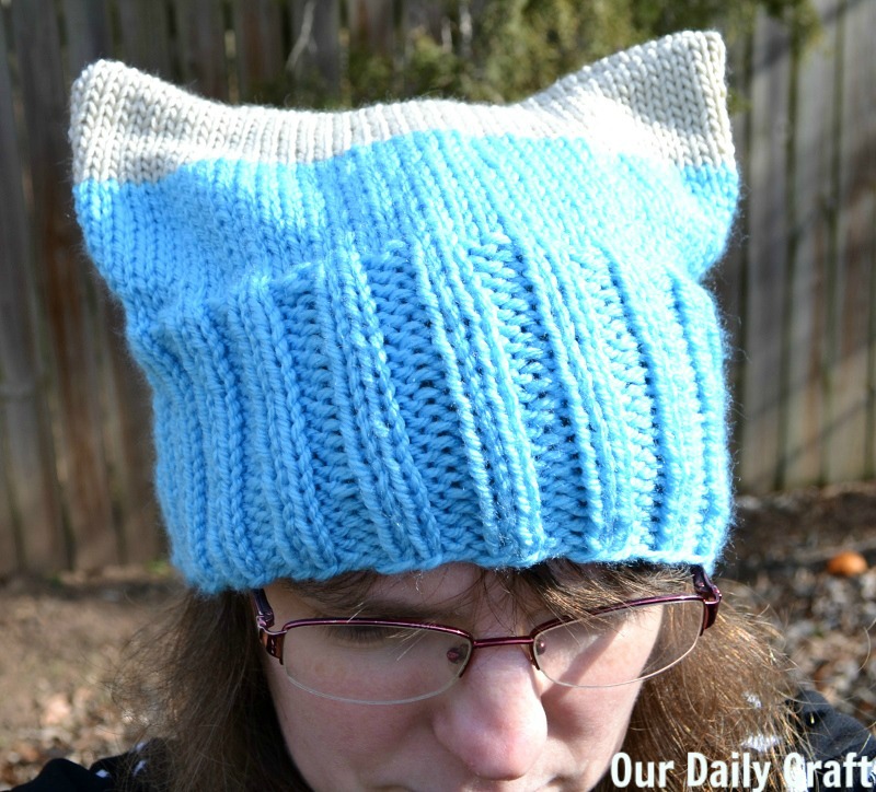 Free pattern to knit a pussyhat/pussycat hat in the round.