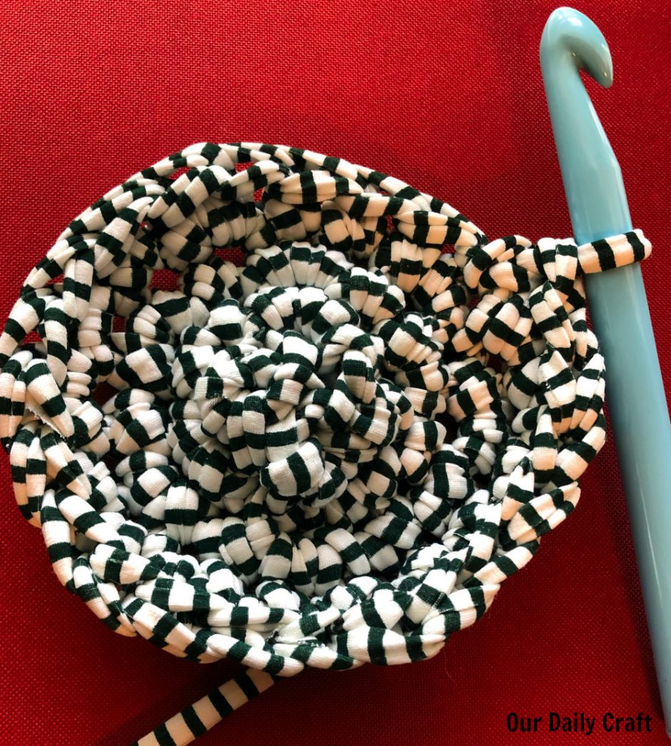crocheting basket with t-shirt yarn